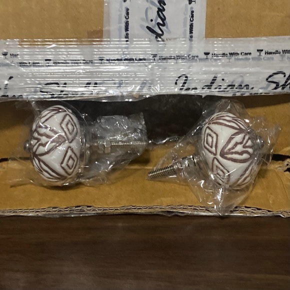 Indian Shelf White/Brown Etched Ceramic Pull Handle Knob Set of 2 Handcrafted - Picture 2 of 2